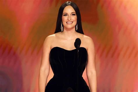 Kacey Musgraves Rocks Sexy Velvet Dress with Daring Thigh。